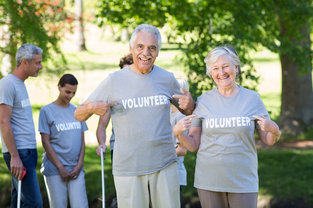 senior couple volunteering